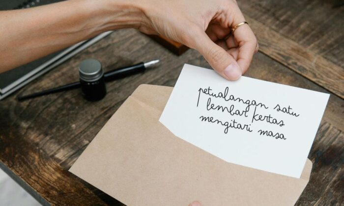 Surat: Petualangan Satu Lembar Kertas Mengitari Masa