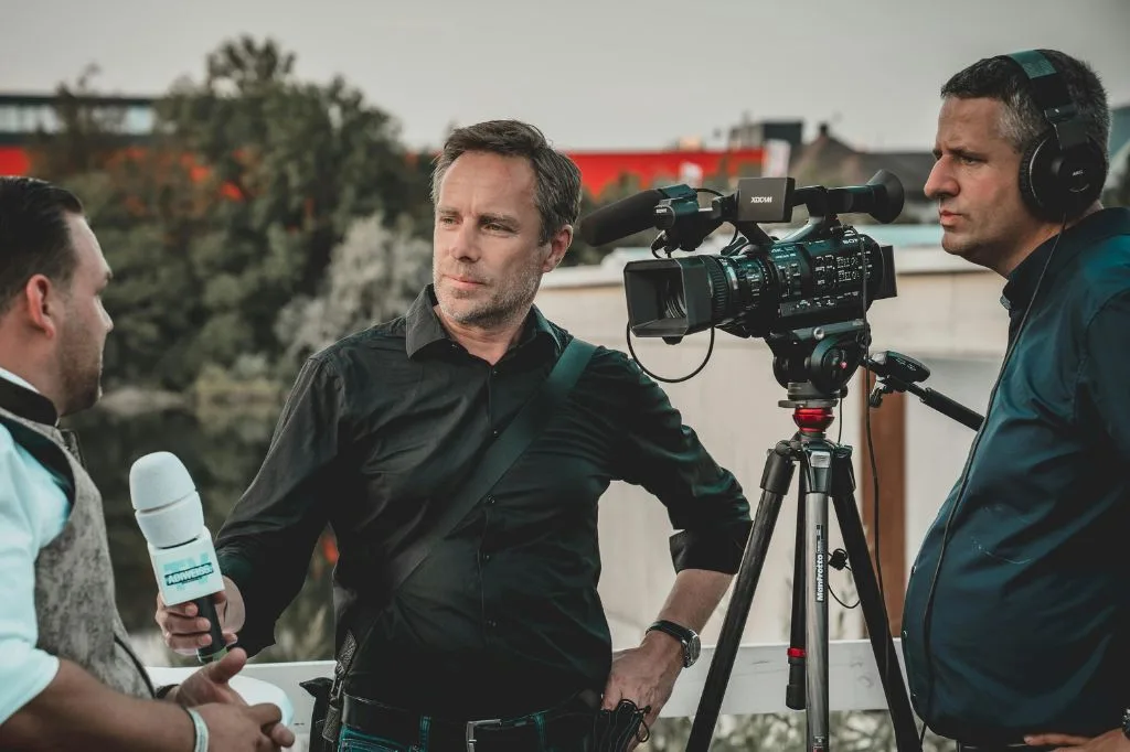 Read more about the article Jubir: Suara Resmi Menyampaikan Pesan “Kami”. No Basa Basi