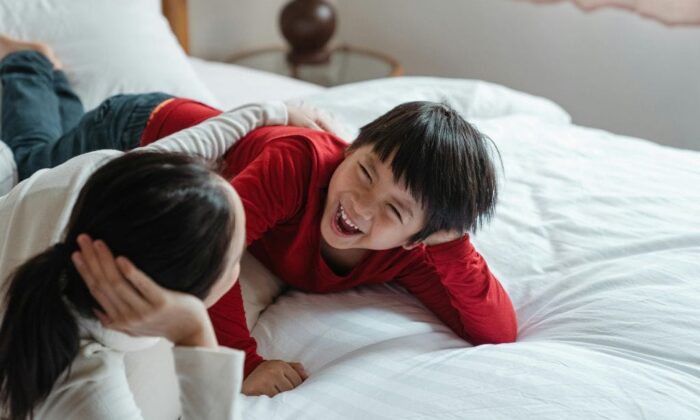 Anti-Mainstream! Gentle Parenting: Orang Tua Muda Bisa Kok