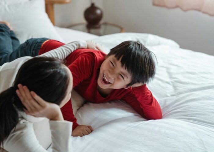 Anti-Mainstream! Gentle Parenting: Orang Tua Muda Bisa Kok