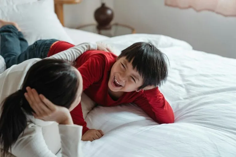 Anti-Mainstream! Gentle Parenting: Orang Tua Muda Bisa Kok